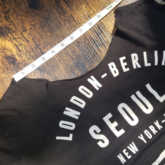 Small boat neck raw edge short sleeve crop top Global City - Picture 2 of 5